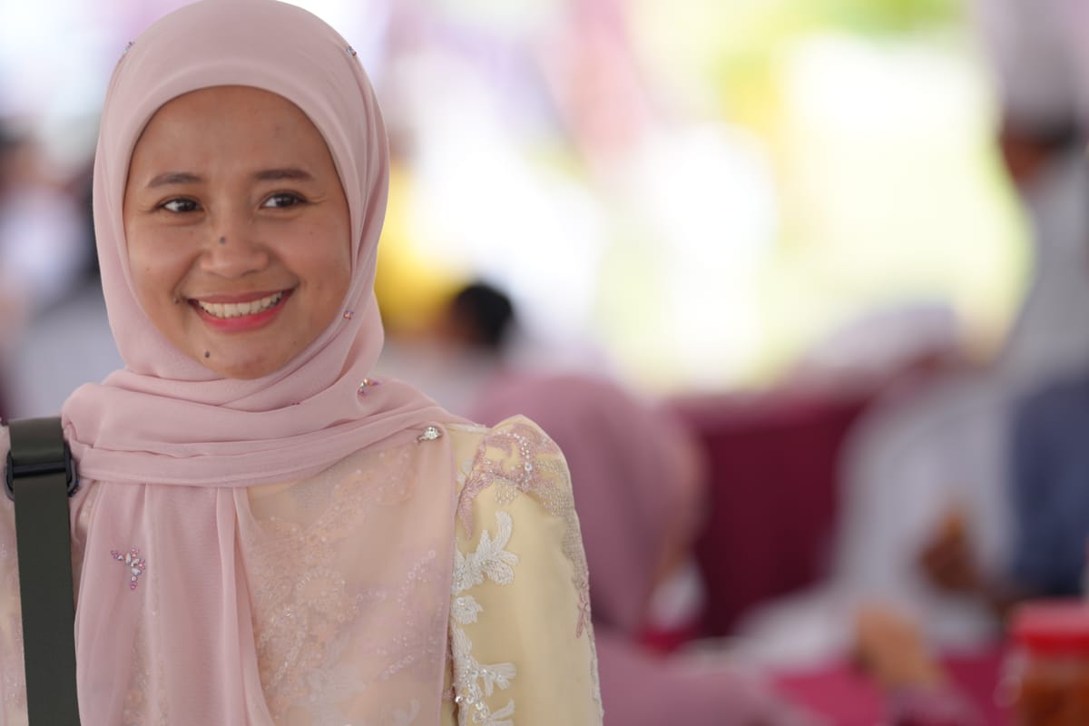 Hazirah Maulana tersenyum dalam potret candid Sony